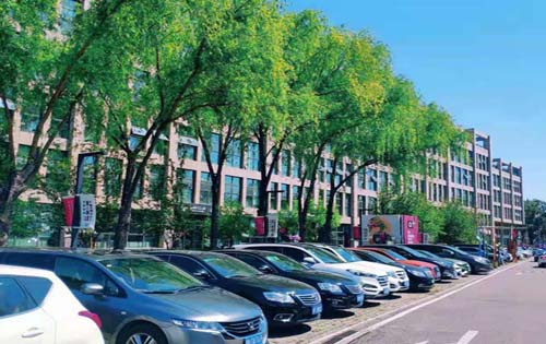 尚8国际广告园地上停车处 